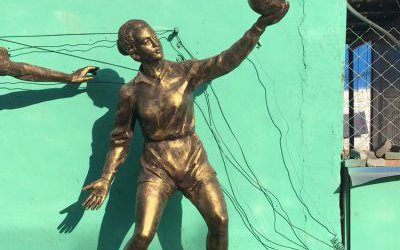 廣場(chǎng)玻璃鋼仿銅打排球的人物雕塑