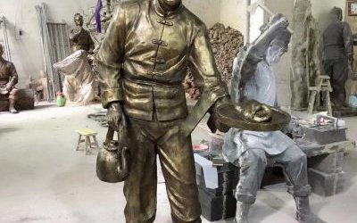 民俗景區(qū)玻璃鋼仿銅倒茶店小二人物雕塑