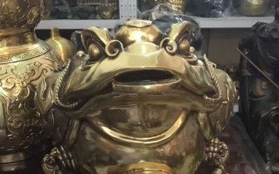 商場里擺放的玻璃鋼仿銅金蟾雕塑