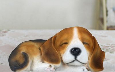 室內(nèi)創(chuàng)意玻璃鋼仿真彩繪趴著睡覺(jué)的小狗雕塑