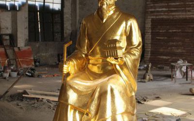 校園擺放噴漆坐式魯班玻璃鋼雕塑