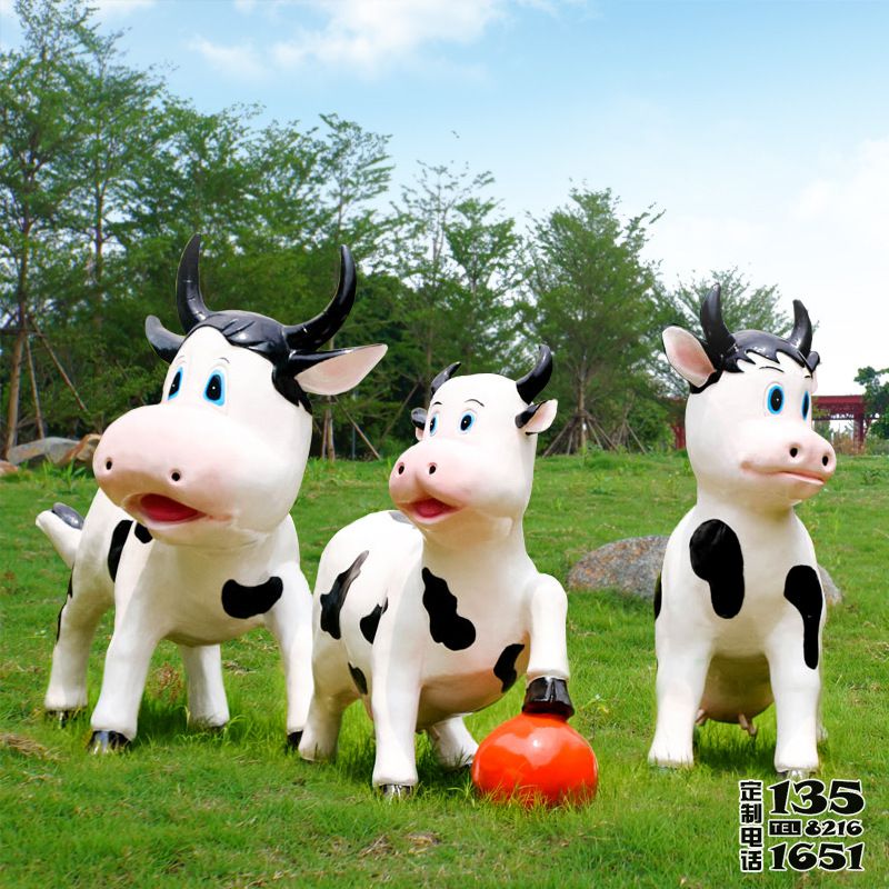 戶(hù)外草坪玻璃鋼卡通彩繪奶牛雕塑