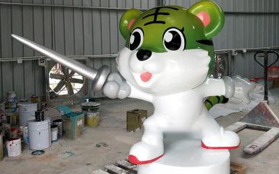 游樂(lè)場(chǎng)擺放卡通老虎擊劍彩繪玻璃鋼雕塑