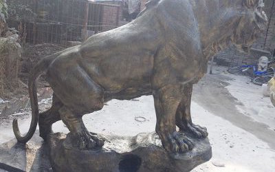 景區(qū)里擺放的玻璃鋼仿銅老虎雕塑