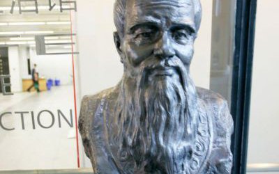 商業(yè)街擺放名人玻璃鋼仿銅孔子胸像雕塑