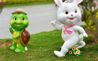 公園草坪創(chuàng)意玻璃鋼可愛(ài)卡通動(dòng)物雕塑