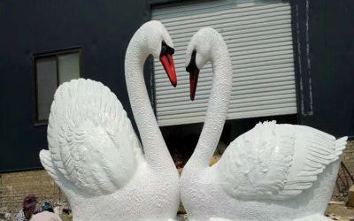 戶外景區(qū)大型玻璃鋼仿真動(dòng)物愛(ài)心天鵝雕塑