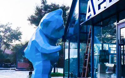 景區(qū)商場(chǎng)熊爬窗造型玻璃鋼幾何熊雕塑