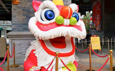 景區(qū)門(mén)口擺放卡通創(chuàng)意玻璃鋼彩繪醒獅雕塑