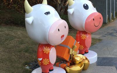 商場兩只卡通玻璃鋼招財(cái)進(jìn)寶牛雕塑