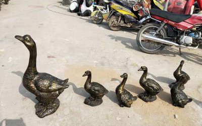 街道上過(guò)馬路的玻璃鋼仿銅鴨子雕塑