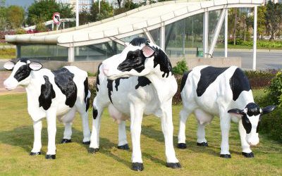 農(nóng)場玻璃鋼仿真動物奶牛雕塑