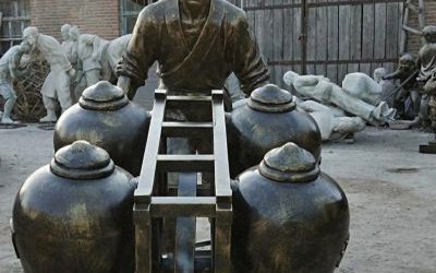 景區(qū)創(chuàng)意玻璃鋼仿銅民俗推車送酒的人物雕塑