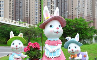 玻璃鋼樹(shù)脂彩繪公園草坪創(chuàng)意可愛(ài)卡通兔子雕塑