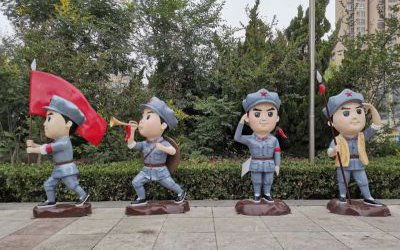 戶外廣場創(chuàng)意玻璃鋼卡通園林裝飾品美陳擺件小紅軍雕塑