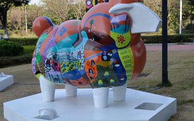 廣場(chǎng)街道上擺放的玻璃鋼彩繪綿羊雕塑