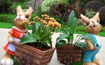 公園兩只拉著小推車(chē)的玻璃鋼彩繪兔子雕塑