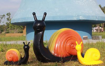 公園擺放的一大兩小的玻璃鋼彩繪蝸牛雕塑