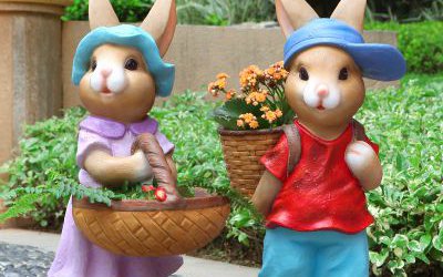 玻璃鋼彩繪戶(hù)外田園背著竹籃的兔子雕塑