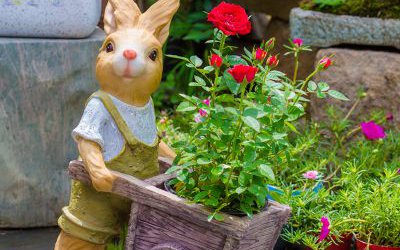 公園景區(qū)玻璃鋼彩繪推著花盆車(chē)的兔子雕塑