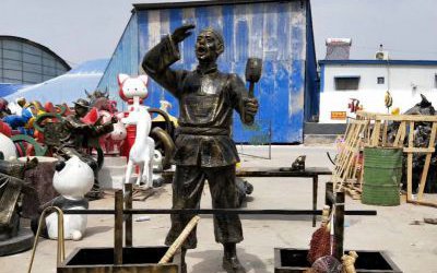 步行街賣(mài)貨郎人物玻璃鋼仿銅雕塑