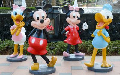 電影院擺放兩對(duì)玻璃鋼米老鼠與唐老鴨雕塑