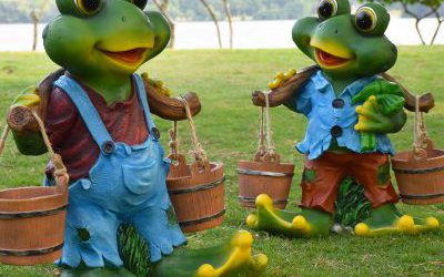 游樂(lè)場(chǎng)兩只玻璃鋼彩繪青蛙雕塑