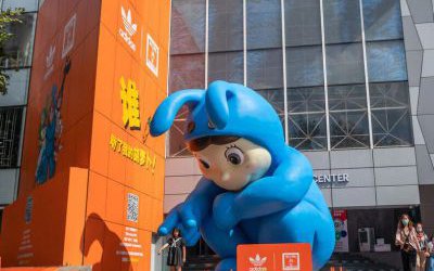 街道創(chuàng)意玻璃鋼彩繪卡通人物景觀雕塑