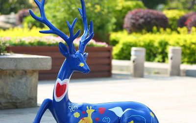 戶外街道大型景觀一只臥著的玻璃鋼藍(lán)色梅花鹿雕塑