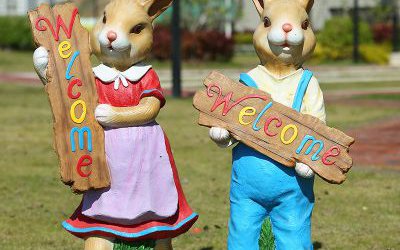 公園商場(chǎng)擺放的玻璃鋼彩繪兔子雕塑