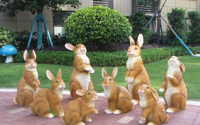 小區(qū)路邊一群可愛(ài)的玻璃鋼仿真兔子雕塑