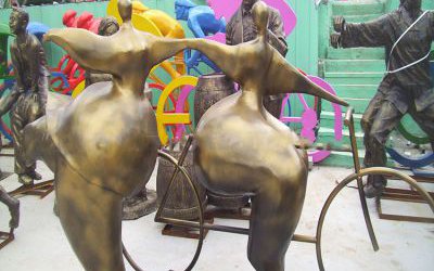 景區(qū)戶(hù)外廣場(chǎng)玻璃房仿銅抽象人物景觀雕塑