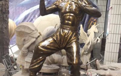 商場室內(nèi)擺放名人李小龍打拳玻璃鋼仿銅雕塑