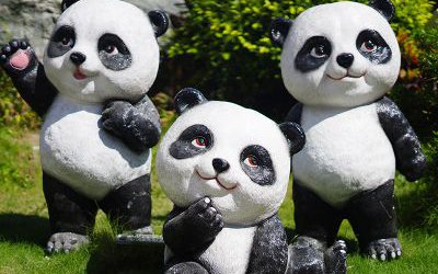 戶(hù)外草坪擺放三只公仔玻璃鋼熊貓雕塑