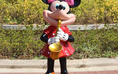 景區(qū)玻璃鋼卡通彩繪米妮雕塑