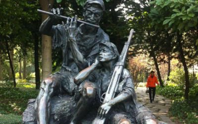 公園玻璃鋼仿銅趴著聽(tīng)號(hào)角的八路軍雕塑