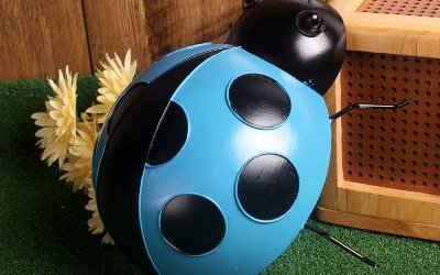 室內(nèi)擺放的淺藍色的玻璃鋼仿真七星瓢蟲雕塑