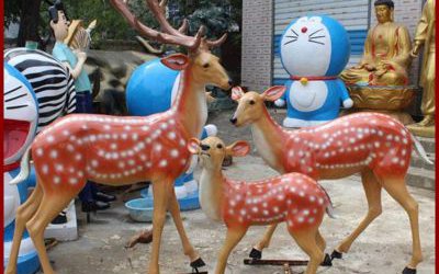 公園景區(qū)玻璃鋼彩繪創(chuàng)意一家三口梅花鹿雕塑