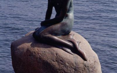 公園擺放的沉思的玻璃鋼仿銅創(chuàng)意美人魚雕塑