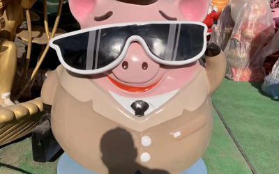 商場擺放一只創(chuàng)意戴墨鏡的玻璃鋼卡通豬雕塑