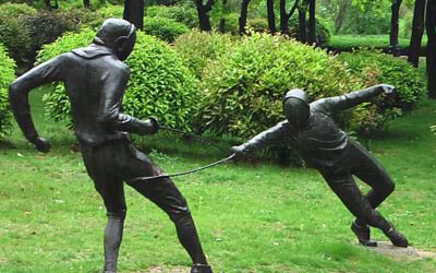 學(xué)院操場擊劍運(yùn)動員玻璃鋼玻璃鋼仿銅人物雕塑