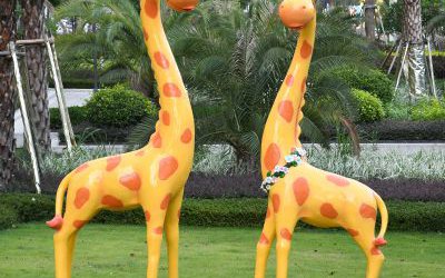 公園草坪玻璃鋼卡通長(zhǎng)頸鹿雕塑