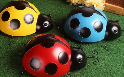 戶外綠地擺放的玻璃鋼仿真彩繪七星瓢蟲雕塑