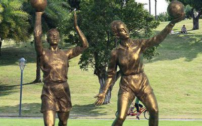 公園操場打籃球的玻璃鋼仿銅人物雕塑