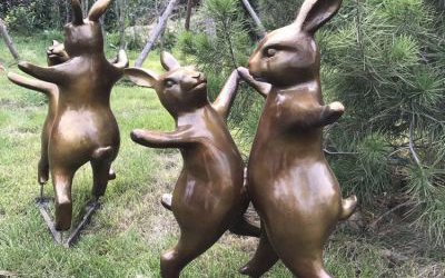 公園裝飾品擺件跳舞的玻璃鋼仿銅兔子雕塑