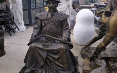 城市花園廣場(chǎng)擺放玻璃鋼仿銅林則徐坐姿雕塑