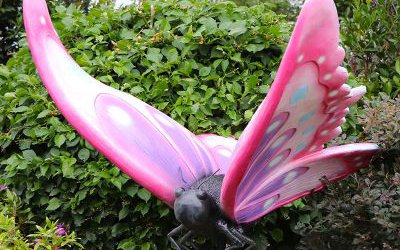 玻璃鋼彩繪戶外花叢中的蝴蝶雕塑