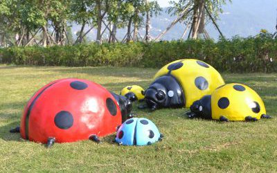 園林里擺放的玻璃鋼卡通仿真動(dòng)物七星瓢蟲(chóng)雕塑