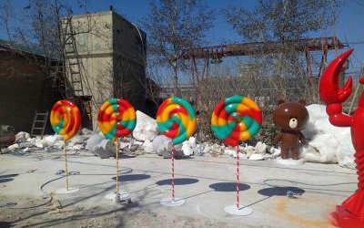 景區(qū)游樂(lè)場(chǎng)彩繪玻璃鋼棒棒糖雕塑