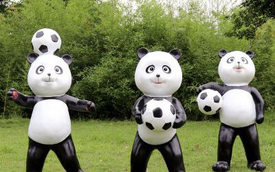 花園戶外擺件仿真動(dòng)物玩足球的熊貓雕塑